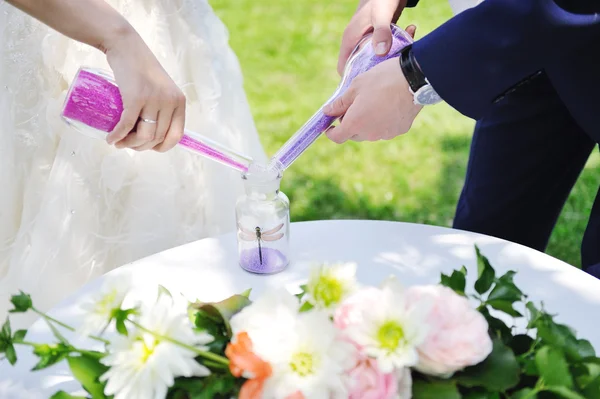 Bride and groom doing sand ceremony during wedding — Stock Photo, Image