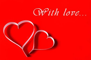 Sevgililer günü - kırmızı zemin üzerine beyaz kağıt Kalpler