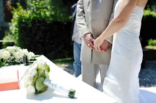 Hands newlyweds at the wedding ceremony — Stock Photo, Image