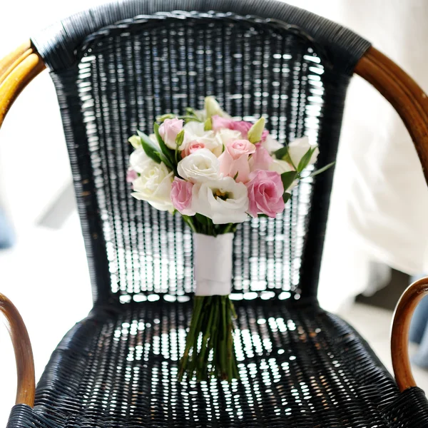 Beautiful wedding bouquet of roses — Stock Photo, Image