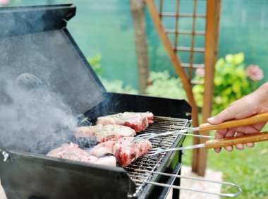 açık havada mangal et