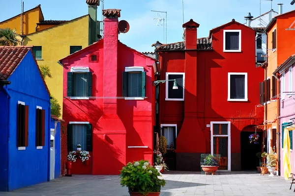 Venedig, burano island, farbenfrohe häuser, italien — Stockfoto