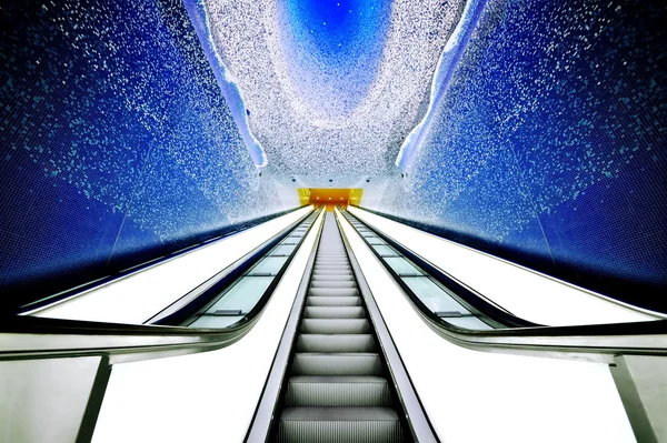 Escaleras mecánicas del metro de Nápoles, estación Toledo, Italia — Foto de Stock