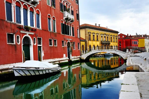 Венеция, остров Бурано, лодки на канале и красочные дома — стоковое фото