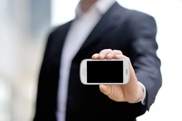 Empresário segurando telefone inteligente móvel na mão — Fotografia de Stock