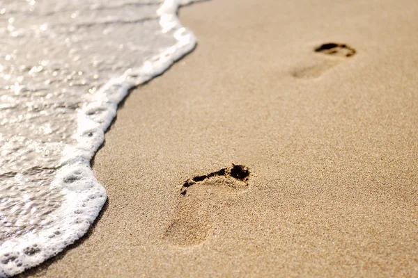 Voetafdrukken op het zand van het strand — Stockfoto