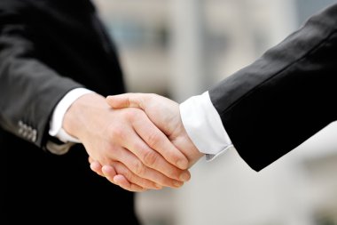 İşadamları tokalaşırken - iş anlaşma ortaklık kavramı