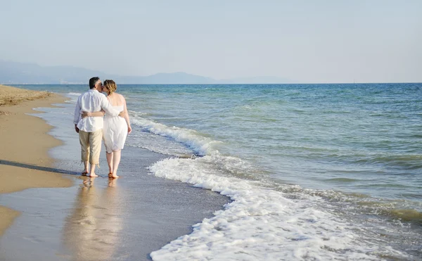 Romantisch paar lopen samen op het strand — Stockfoto