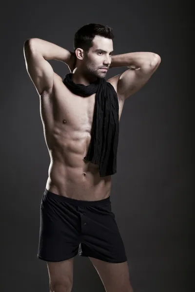 Fechar-se de um homem bonito muscular em roupa interior — Fotografia de Stock
