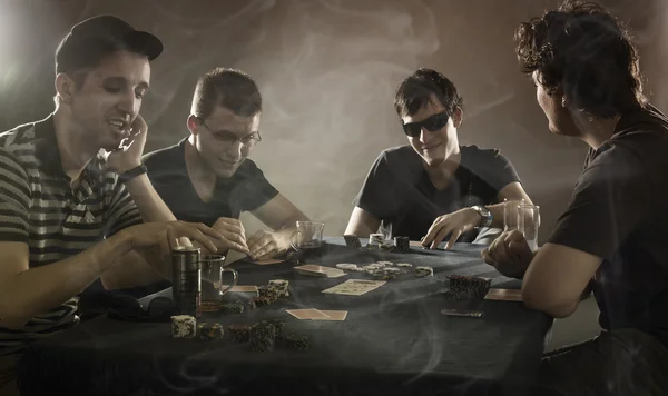 4 jongens spelen van poker — Stockfoto