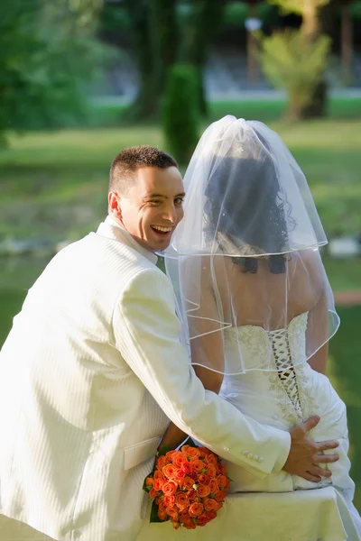 Bräutigam greift nach dem Gesäß der Braut und zwinkert — Stockfoto