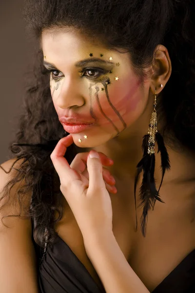 Junge schöne Afrikanerin mit Kunst-Make-up — Stockfoto