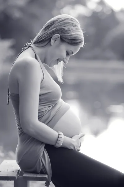 Schöne schwangere Frau — Stockfoto