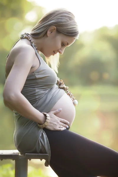 उद्यानात विश्रांती सुंदर गर्भवती महिला — स्टॉक फोटो, इमेज