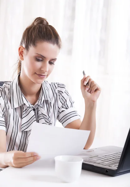 Young business woman reading a release. — Stock Photo, Image