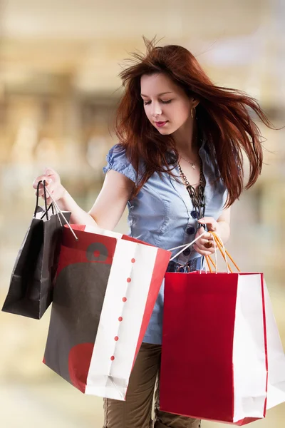 Lindas jovens mulheres compras — Fotografia de Stock