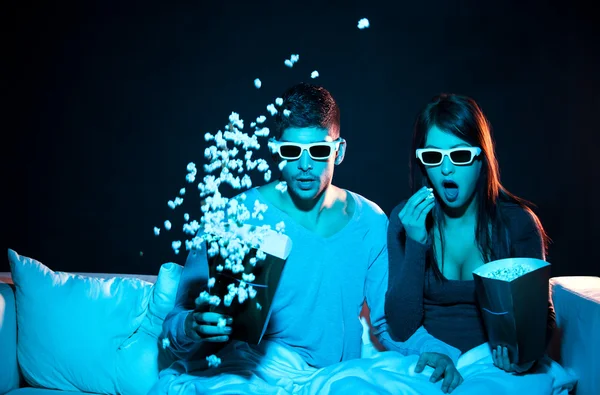 Любовная пара в 3D-очках дома Стоковое Изображение