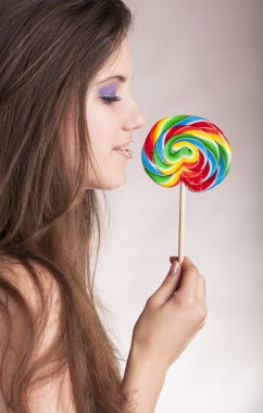 renkli bir lolipop yalamak güzel bir kız closeup