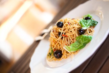 siyah zeytinli makarna