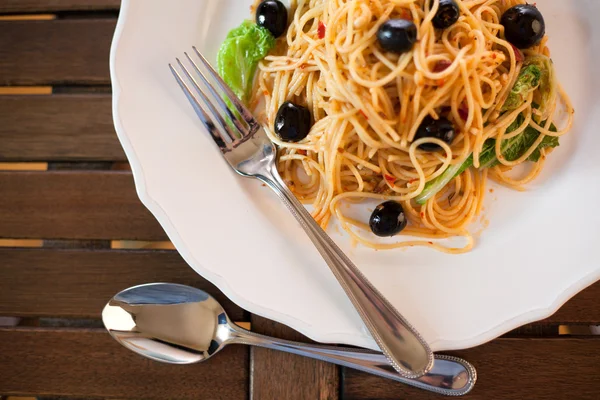 Spaghetti with black olives — Stock Photo, Image
