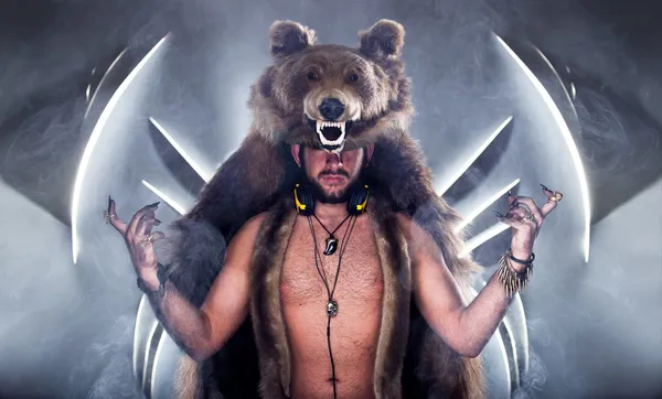 Uomo spaventoso in un cappotto di orso con cicatrice — Foto Stock