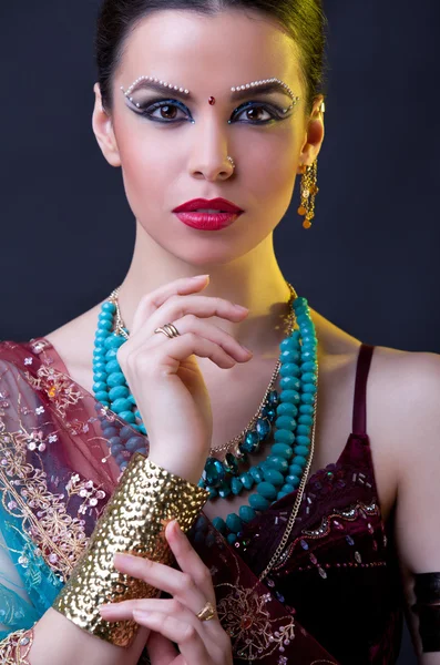 Retrato de belleza de una joven india vestida con ropa tradicional — Foto de Stock