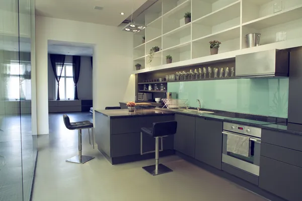 Interieur in moderne minimalisme stijl keuken Rechtenvrije Stockafbeeldingen