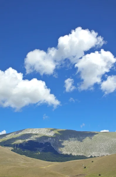 Wolken op heuvel — Stockfoto