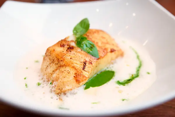 Варёное рыбное филе с бульоном Стоковое Фото