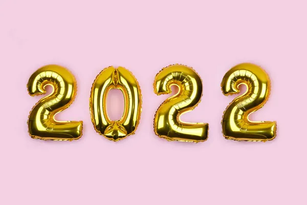2022 prapor se zlatými fóliovými balónky na růžovém pozadí. Čísla 2022 zlaté balónky na růžové stěně. Novoroční přání. Šťastný nový rok oslavy strana pozadí. Zdravím a blahopřeji konceptu — Stock fotografie