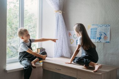 Okula dönmek, evde eğitim, çevrimiçi eğitim, evde karantina, online öğrenim eğitimi. Okul çocukları evde öğrenim görürken kitap okuyor ve mektuplar öğreniyor.