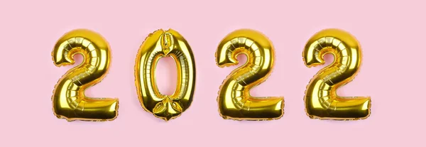 2022 banner with golden foil balloons on pink background. Numbers 2022 gold balloons on pink wall . New Years card. Happy new year celebration party background. Greetings and congratulation concept — Stock Photo, Image