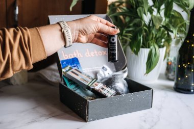 Siyah mangal kömürü kozmetik ve güzellik aletleriyle güzellik kutusunu yıka. Konjac Sponge, Cleansing Oil, Beauty Mask, Soap Bar, Bambu diş fırçası olan bir güzellik kutusu. Kropivnitskiy, Ukrayna, 20 Mart 2021.