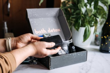 Siyah mangal kömürü kozmetik ve güzellik aletleriyle güzellik kutusunu yıka. Konjac Sponge, Cleansing Oil, Beauty Mask, Soap Bar, Bambu diş fırçası olan bir güzellik kutusu. Kropivnitskiy, Ukrayna, 20 Mart 2021.