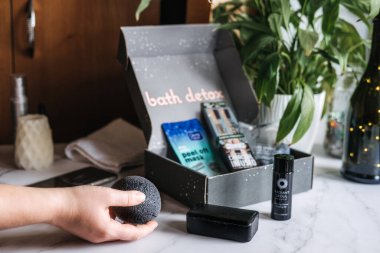 Siyah mangal kömürü kozmetik ve güzellik aletleriyle güzellik kutusunu yıka. Konjac Sponge, Cleansing Oil, Beauty Mask, Soap Bar, Bambu diş fırçası olan bir güzellik kutusu. Kropivnitskiy, Ukrayna, 20 Mart 2021.