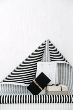 Siyah beyaz çizgili hediye paketi arkaplanı. Siyah beyaz hediye kutusu ve çizgili kağıdıyla modern bayram hediye afişi..