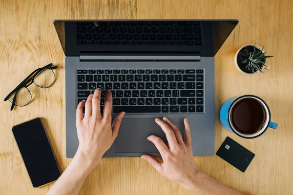 Black Friday, Online-Verkauf. Internet-Einkauf, Online-Shopping, E-Commerce-Website-Shop per Tablet oder Handy. Junge Frau zu Hause mit Kreditkarte und Laptop — Stockfoto