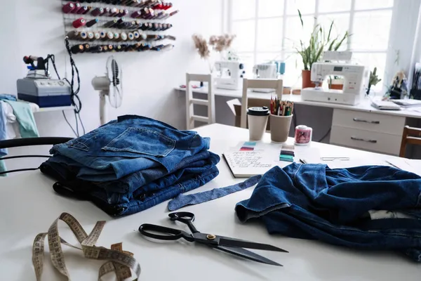 Denim Upcytic Ideas, Using Old Jeans, Repurposing Jeans, Reusing Old Jeans, Upcycle Stuff. 《 뉴욕 타임스 》 ( 영어 ). 양재 스튜디오 에 낡은 청바지, 가위, 실 및 바느질 도구들을 쌓아 둔다. 선택적 초점 — 스톡 사진