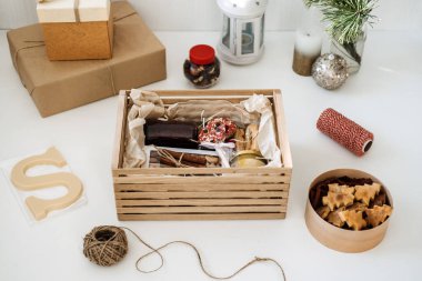 Hediye kutusu, sağlıklı tatlı ve tatlılarla dolu bir paket. Noel ve tatiller için abonelik kutuları, aile ve arkadaşlar için hediyeler. Vejetaryenler ve vejetaryenler için Noel hediyesi kutusu.