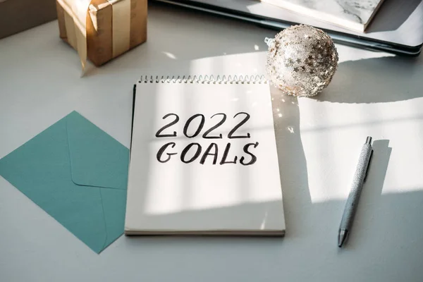 2022 цели, новогодняя резолюция. Текст 2022 голов в открытом блокноте на столе. Начало нового года, планирование и постановка целей на следующий год — стоковое фото