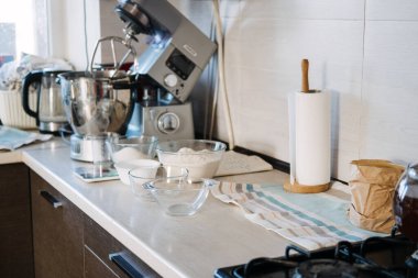 Mutfak masasındaki ürünler ve malzemeler Noel kurabiyesi yapmak için hazır. Yaşam tarzı evde zencefilli ekmek yapmak. Malzemeler, fırın takımı, merdane iğnesi ve çatal bıçak.