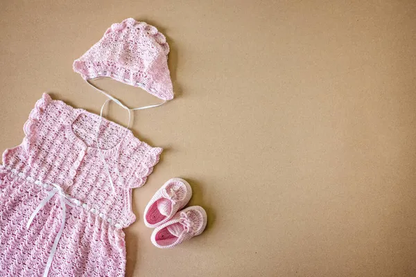 Flickor Baby Bodysuit mockup. Rosa virkad babyklänning, mössa och skor och vit. DIY handgjorda hantverk virka nyfödda spädbarn baby set mockup på neutral bakgrund — Stockfoto