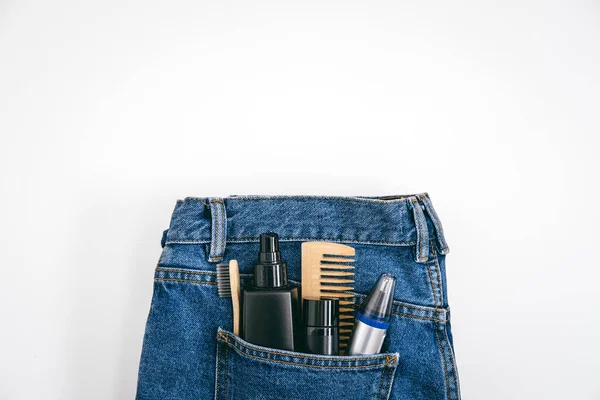 Männer Self Care Beauty Kit, männliche Kosmetikprodukte und Geräte in Blue Jeans Jeans Jeanstasche. Man Self Care Set mit Haut- und Haarpflegeprodukten. — Stockfoto