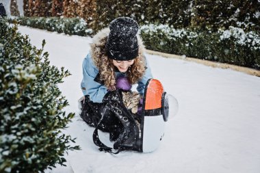 Genç bir kadın, Cat 'le birlikte kış parkında, ormanda, sırt çantasında yürüyor. Kediler, Evcil Hayvan Seyahati, Yürüyüş, Yürüyüş ve Açık Hava Taşıyıcı