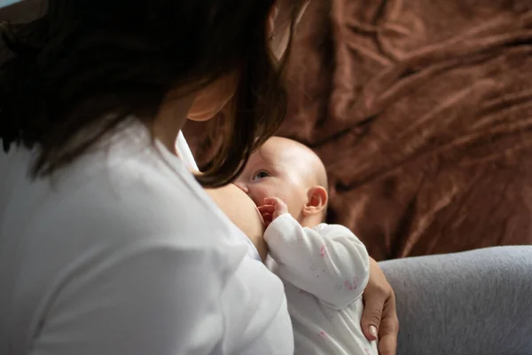 Vacuna covid y lactancia materna. Embarazo, lactancia, fertilidad y coronavirus. Bebé comiendo leche de madres. Madre lactante bebé — Foto de Stock