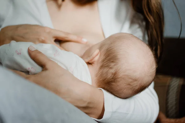 Vacuna covid y lactancia materna. Embarazo, lactancia, fertilidad y coronavirus. Bebé comiendo leche de madres. Madre lactante bebé — Foto de Stock