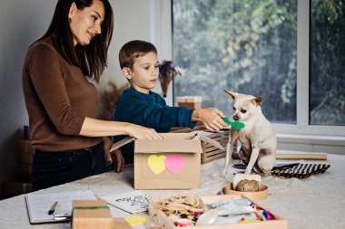 Charity Care Pet kutusu, bağış kutusu, hayvan barınağı için hediye paketi. Mutlu aile, anne, çocuk ve köpek evsiz hayvanlar için yardım kutusuna koyuyorlar. Dikkat Paketi Teslimatı,