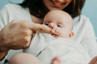 Doğum Sonrası Akıl Sağlığı. Anne Akıl Sağlığı. Hamilelikten, doğum sonrası rahatsızlıklardan, doğum sonrası depresyonundan nasıl kaçınılır? Mutlu anne ve yeni doğan bebeğin portresi