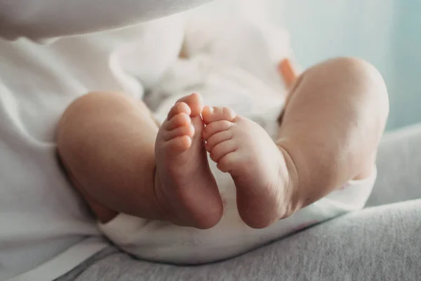 Cuidado de la piel del bebé recién nacido. Acercamiento de pies de bebé. Pies de bebé recién nacido. Familia feliz y paternidad — Foto de Stock