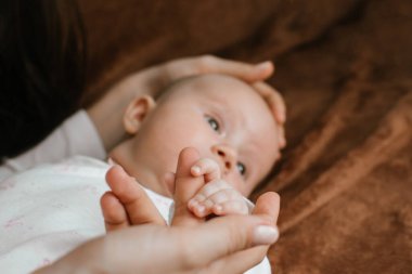 Doğum Sonrası Akıl Sağlığı. Anne Akıl Sağlığı. Hamilelikten, doğum sonrası rahatsızlıklardan, doğum sonrası depresyonundan nasıl kaçınılır? Mutlu anne ve yeni doğan bebeğin portresi